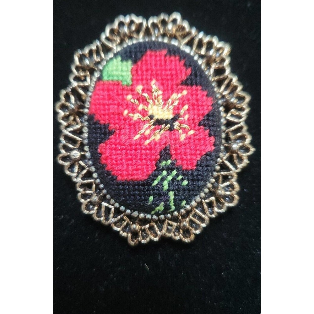 Vintage Needlepoint Red Flower‎ Brooch Pendant Pin Oval Gold Tone Frame